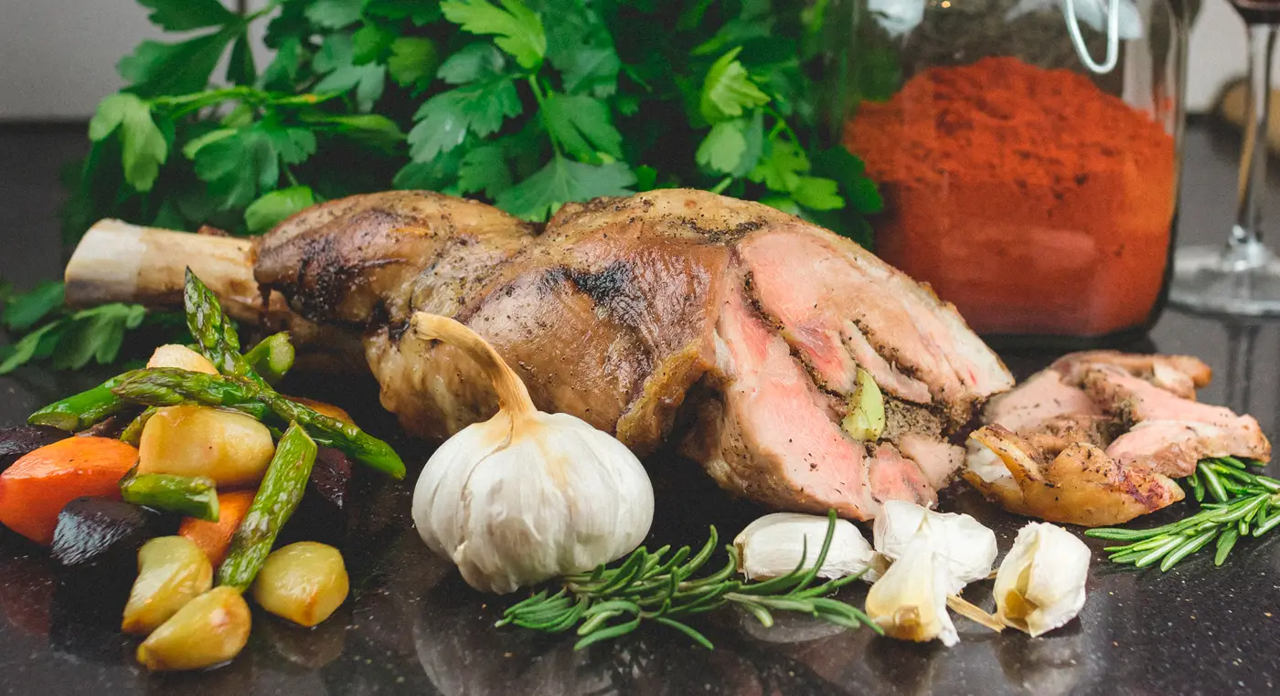 Stekt lammelår med urter og grønnsaker