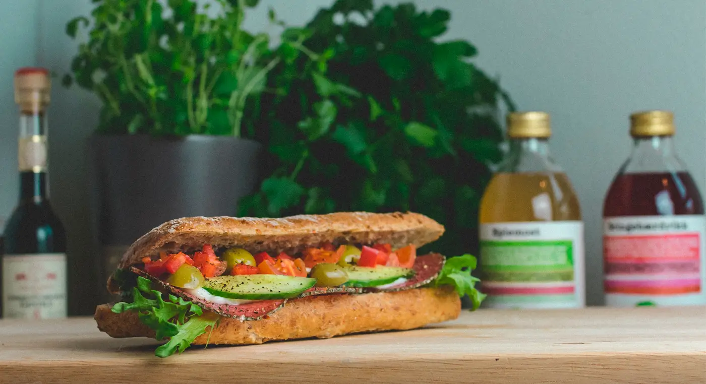 Fersk baguette med kjøttpålegg og grønnsaker