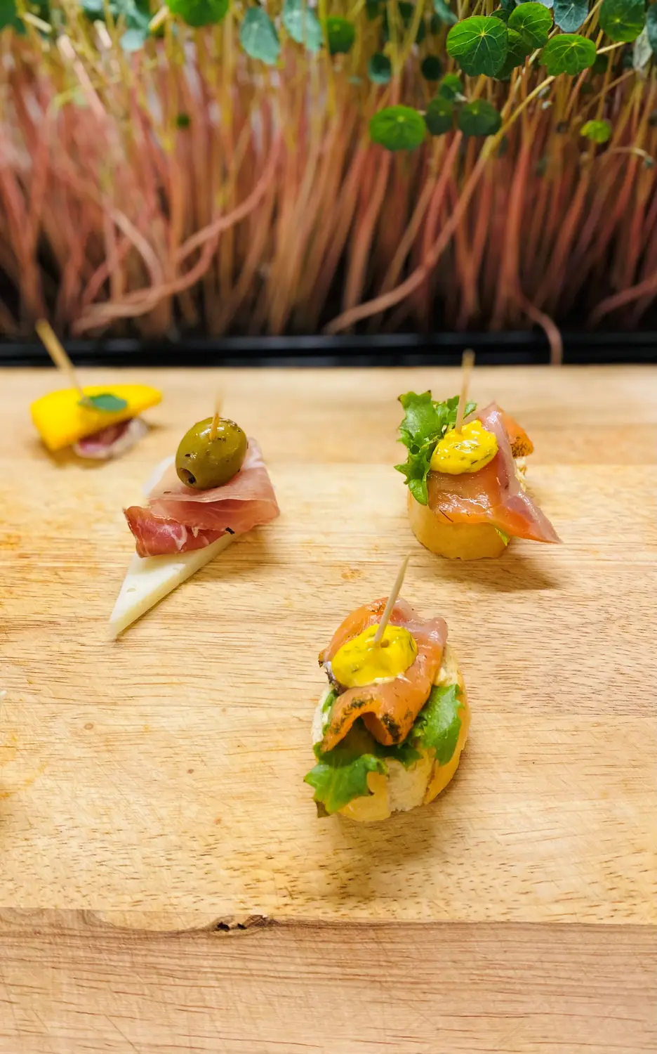 Fingermat med spekemat og urter