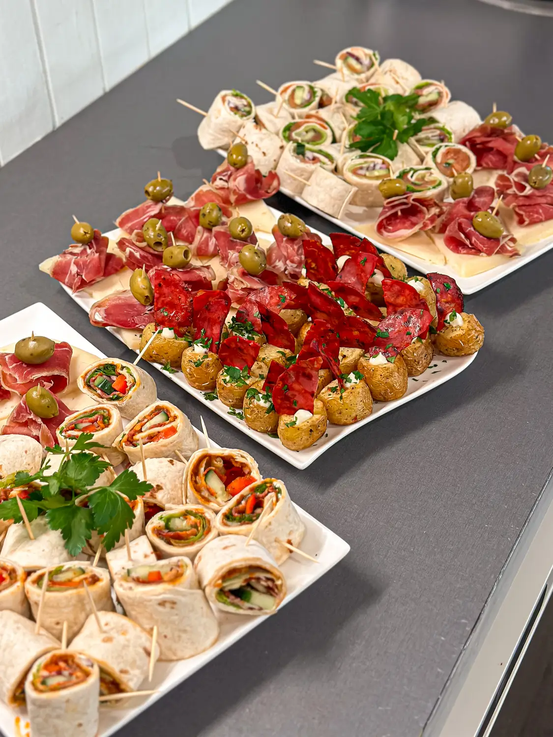 Cateringfat med wraps, charcuterie og fingermat