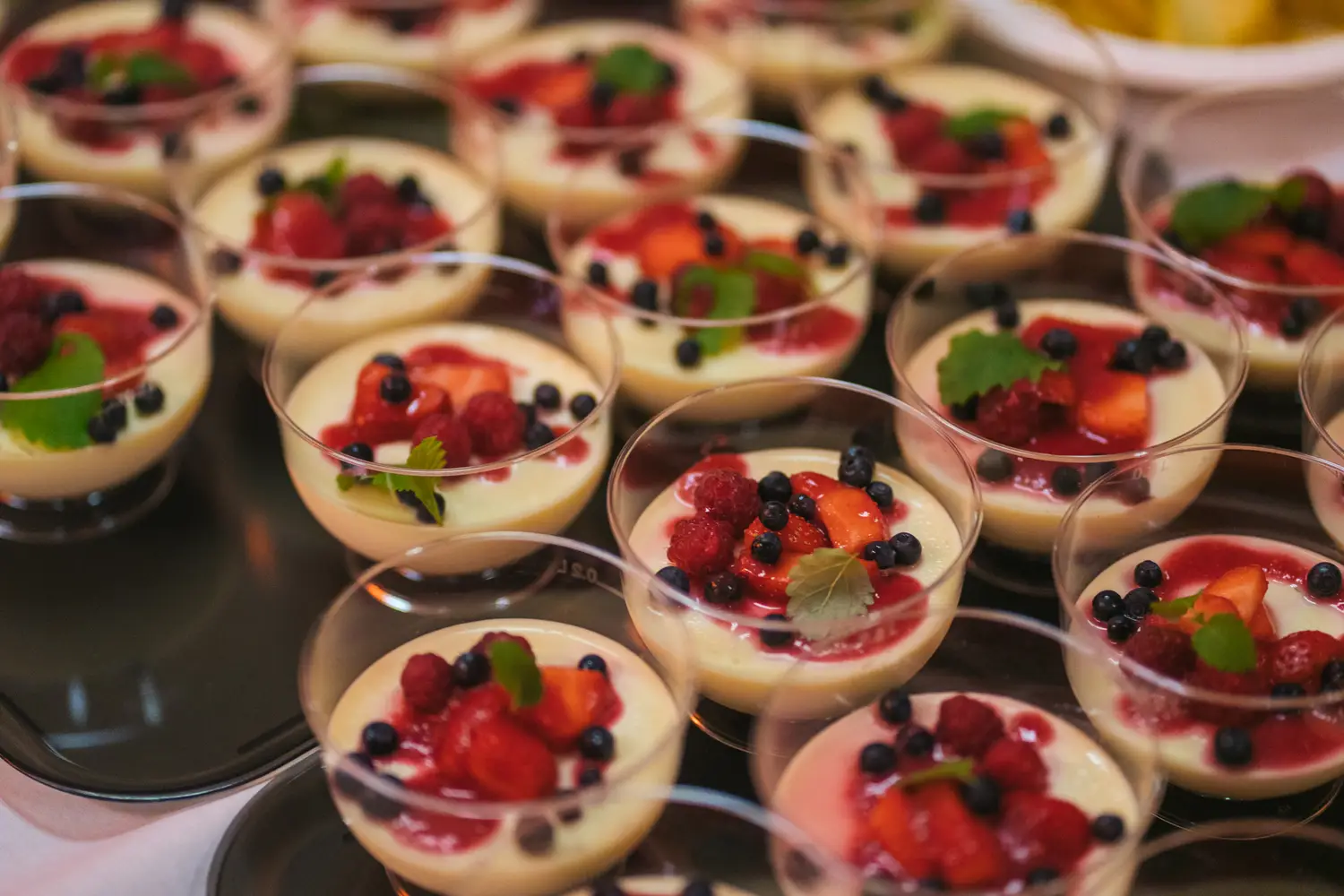 Panna cotta desserter med friske bær