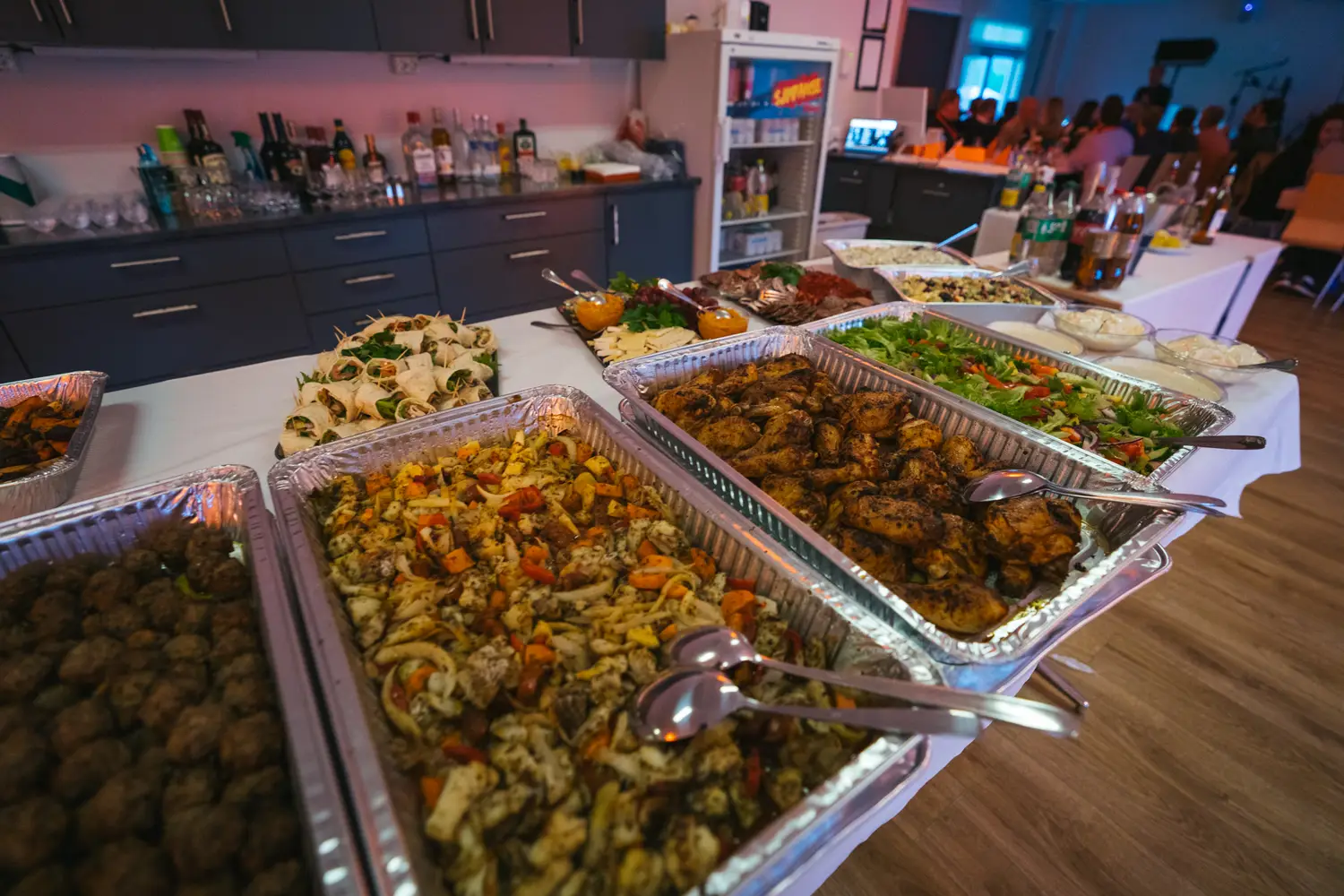 Stort cateringbuffet med varmretter